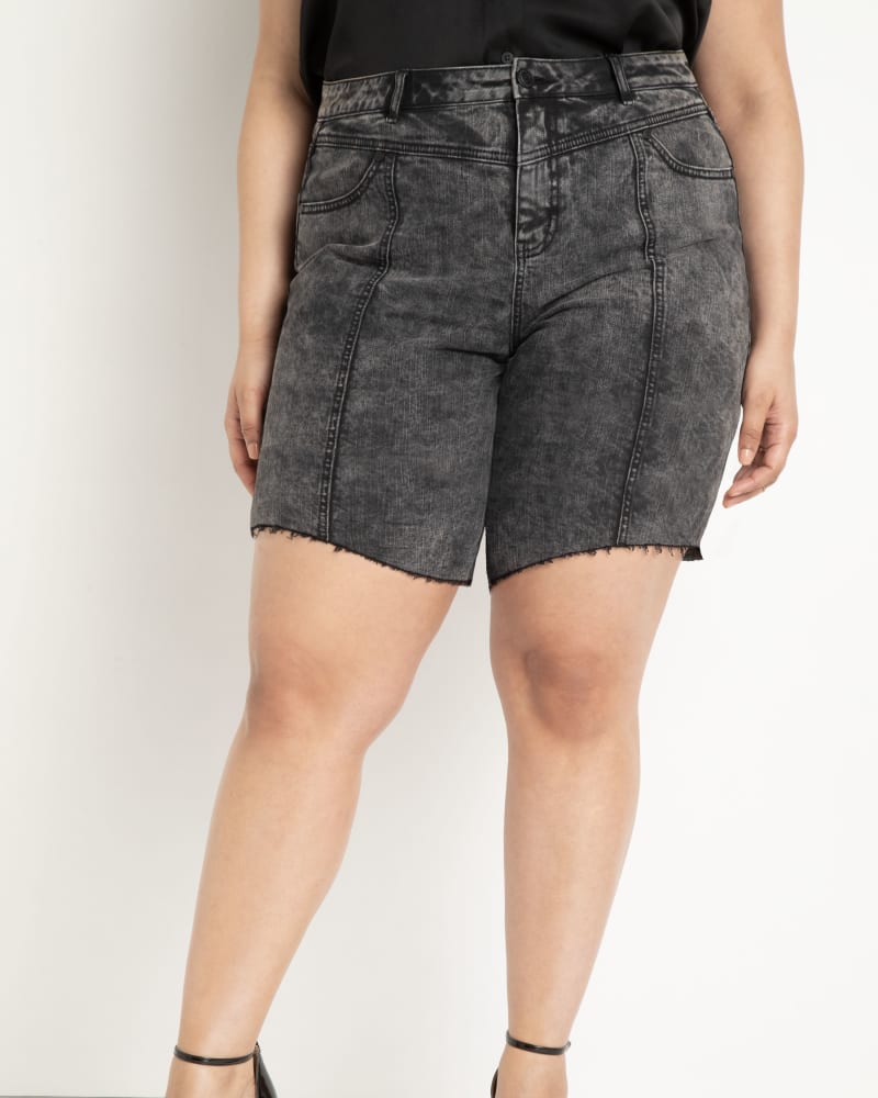 Front of a model wearing a size 16 Seam Detail Shorts in Washed Black by ELOQUII. | dia_product_style_image_id:284351